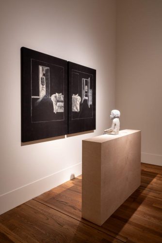 Ventrílocuo mirando a un doble interior