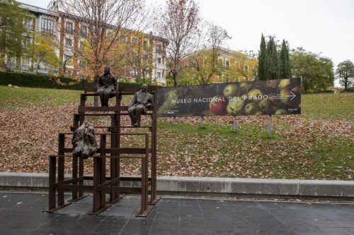 Trece riéndose unos de otros