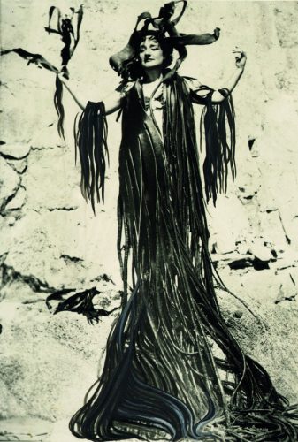 Autorretrato con manto de algas