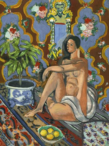 Figura decorativa sobre fondo ornamental