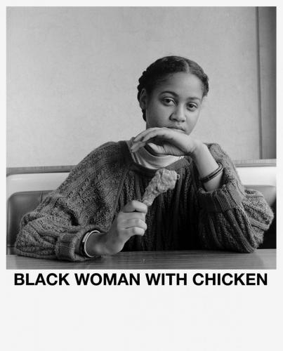 Mujer negra con pollo
