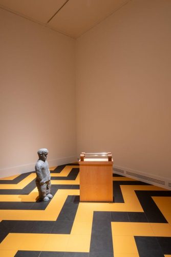 George con líneas paralelas