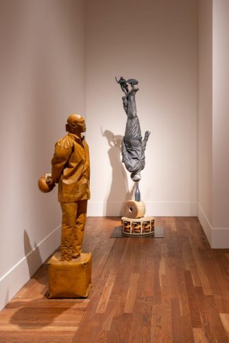 Narices rotas llevando una botella n.º 2