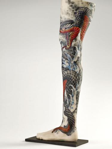 Tatuaje en pierna femenina