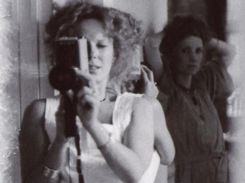 Delphine Seyrig (y Viva) durante el rodaje de Sois belle et tais-toi!, 1975 