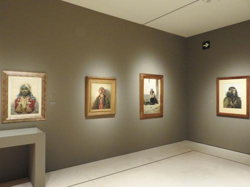 Detalle de la exposición con obras de Josep Tapiró, Francesc Masriera y Antonio Fabrés