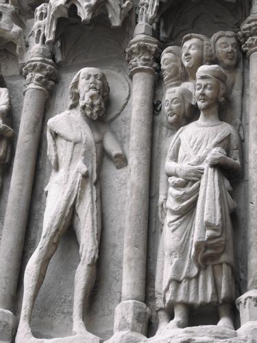 Detalle de la portada: San Bartolomé desollado llevando consigo su propia piel