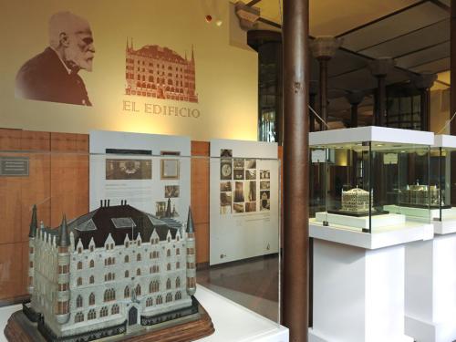 Exposición cronología histórica del edificio en la planta noble del Museo Gaudí Casa Botines de León