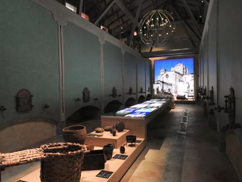 Exposición permanente y depósitos de vinificación originales en la planta baja del Museo del Vino Pagos del Rey