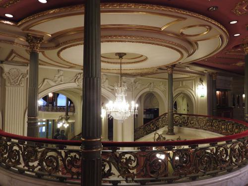 Foyer del Teatro Arriaga con detalles de la escalera imperial