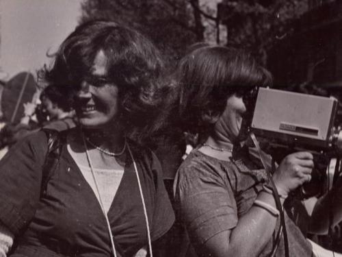 Delphine Seyrig y Ioana Wieder empuñando una cámara durante una manifestación, 1976