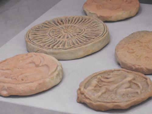Moldes y matrices para panes sacros, 400-200 a. C
