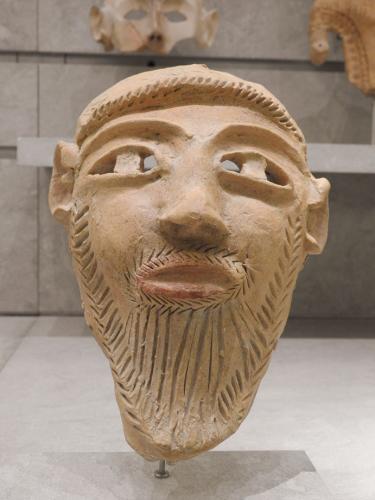 Máscara funeraria barbada con decoración pintada de estilo púnico-ebusitano inspirada en modelos cartagineses, 400-300 a. C