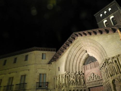 Portada de la iglesia de San Bartolomé junto al Palacio del Marqués de Monesterio, siglo XVI, noche.