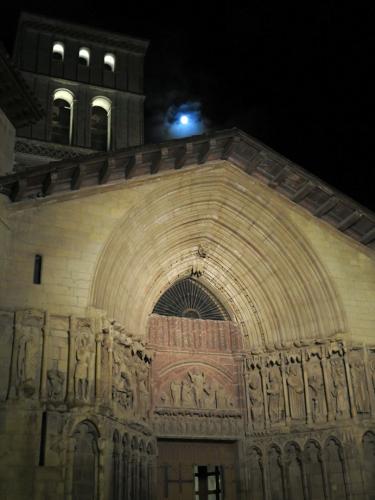 Portada de la iglesia de San Bartolomé noche
