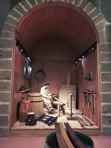 Recreación de un taller artesanal de producción de barricas en la sala de crianza del Museo del Vino Pagos del Rey