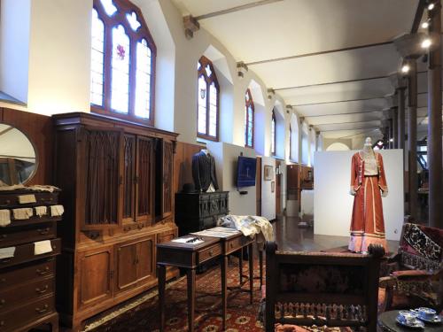 Recreación histórica de la tienda de telas de 1893 en la planta noble del Museo Gaudí Casa Botines de León