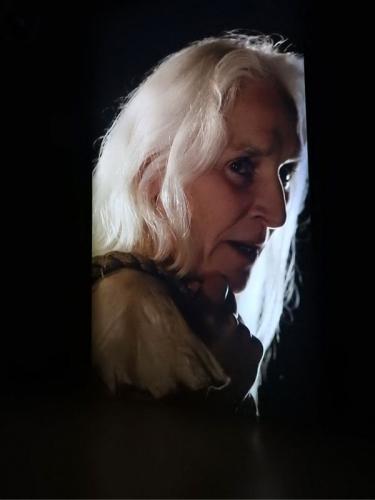 Primer plano de la actriz irlandesa Olwen Fouéré, interpretando a la bruja gigante de Temblad, temblad