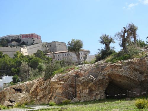 Vista de Dalt Vila desde la necrópolis del Puig des Molins