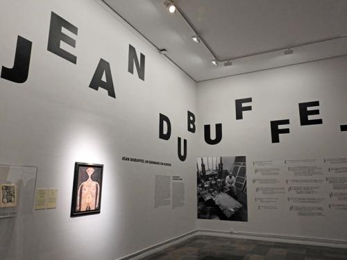 Vista del comienzo de la exposición Jean Dubuffet. Un bárbaro en Europa